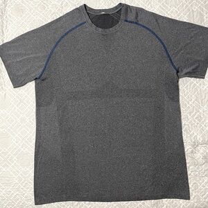 VGUC. Metal Vent Tech Short-Sleeve Shirt
Updated Fit grey color